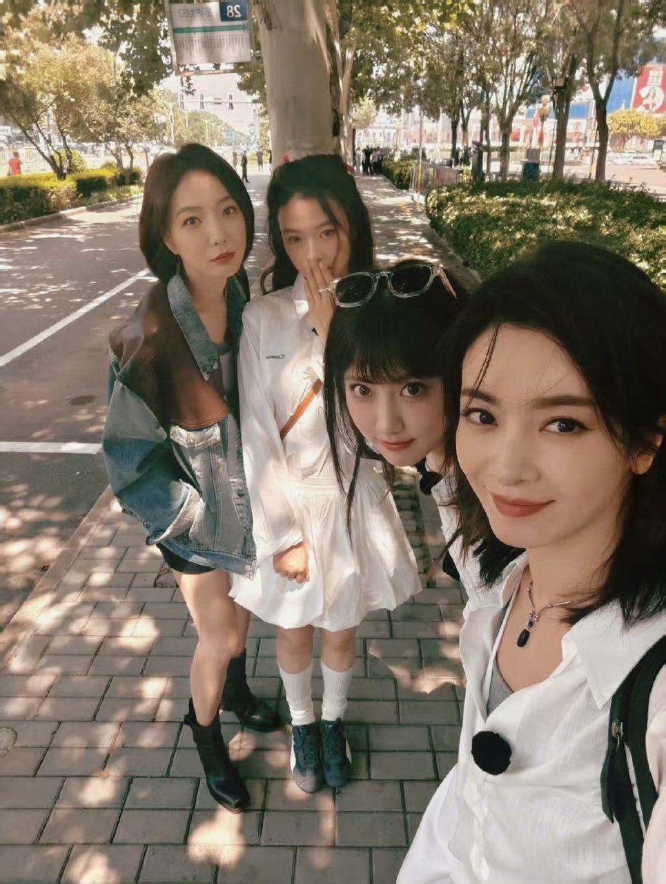 李晟你们怎么这么可爱李晟发了好多合照你们怎么这么可爱，都可爱啊 ​​​