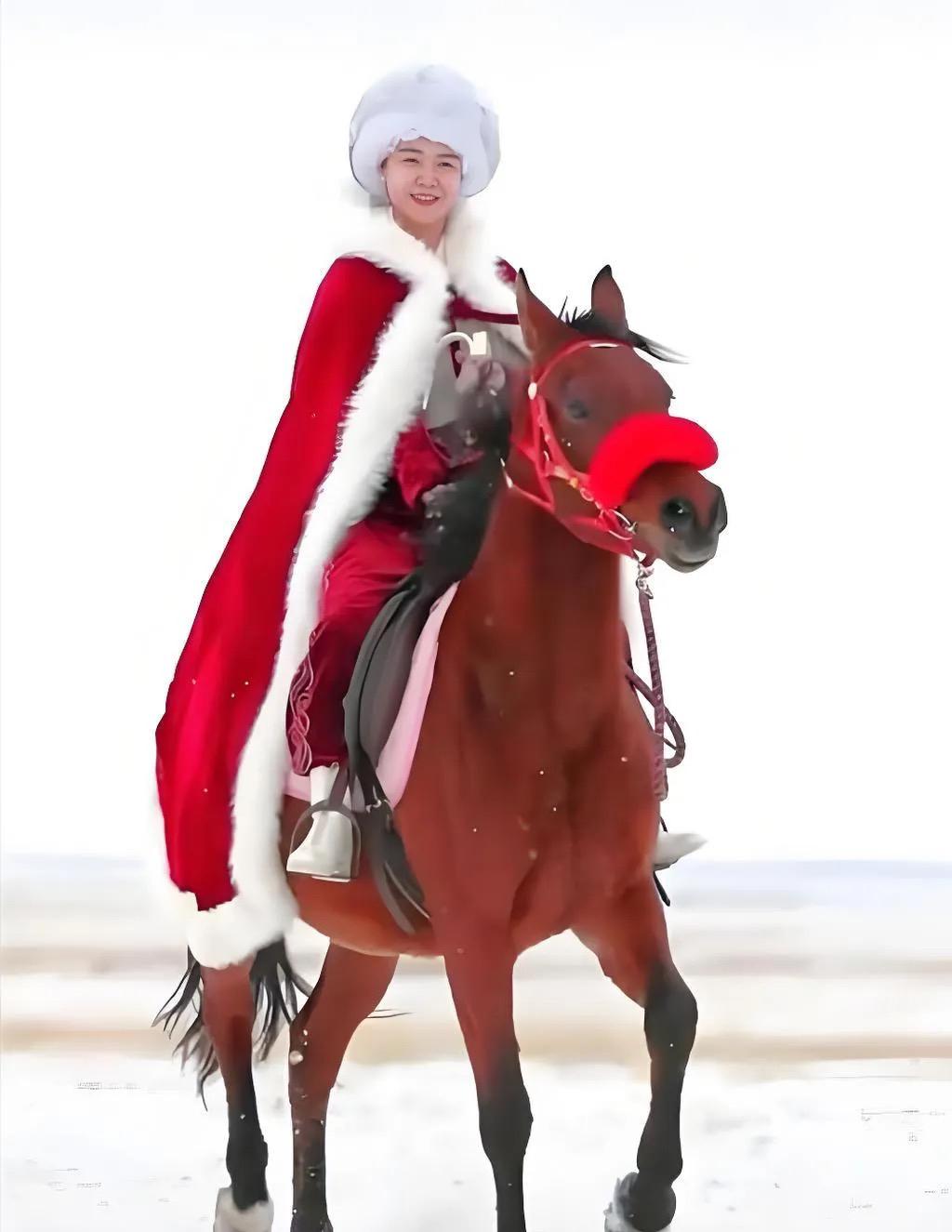 看到贺娇龙因为骑马去世后，

我问了内蒙的朋友才知道，

原来不是她马术不精，也