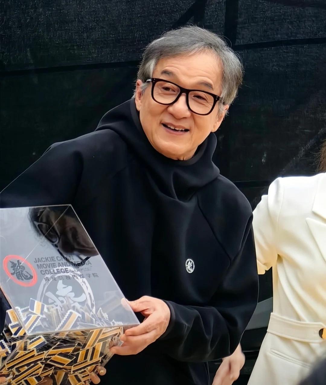 71岁成龙不再隐瞒，公开去世后留特殊礼物，病逝传闻早真相大白娱乐 明星