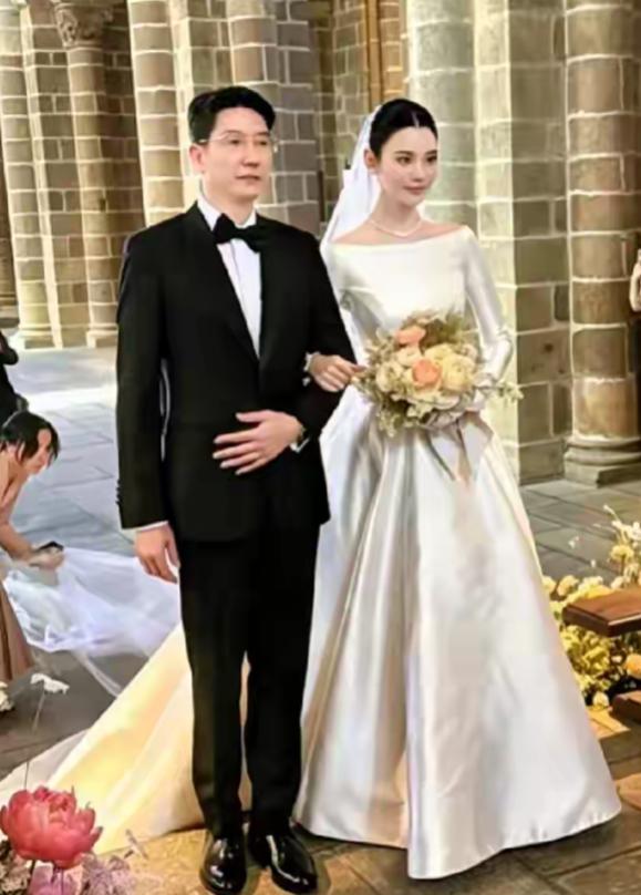 奚梦瑶出嫁当日，由父亲亲自护送入场。

老父亲身姿挺拔、气度不凡，书卷气满满，一