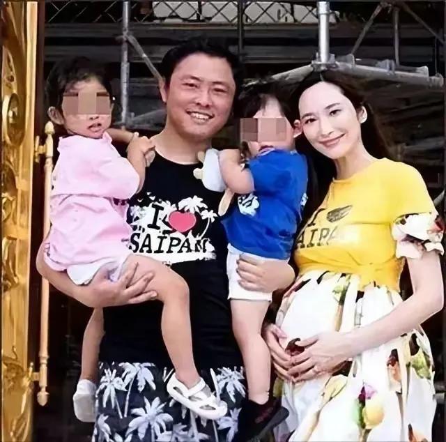 纪晓波其实早就不像外表那么光鲜了，他为了还债和投资，早就抵押了女友吴佩慈的房产。