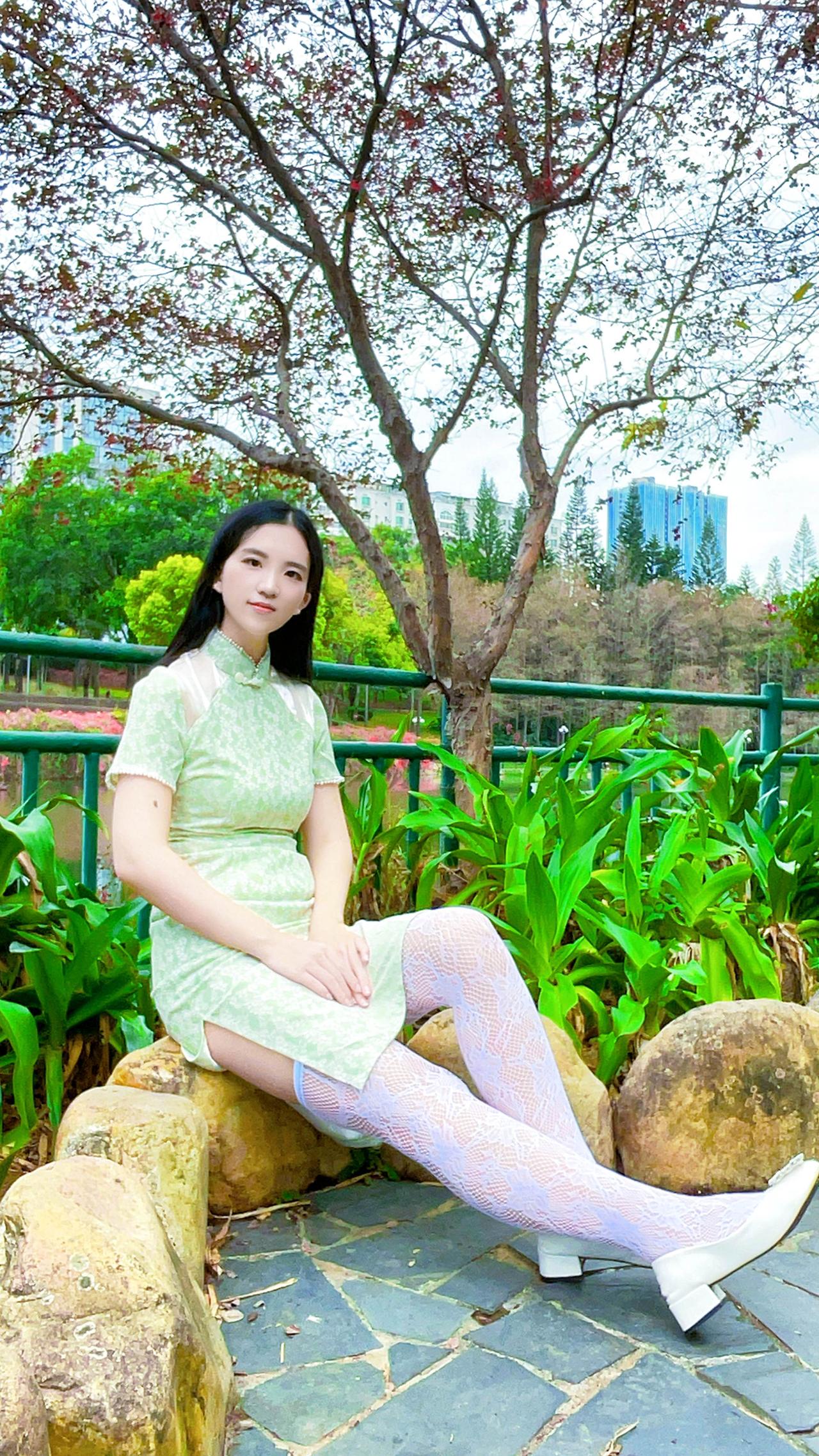 旗袍的婉约遇上过膝袜的灵动，穿出别样风情。旗袍 美女 过膝袜 长筒袜