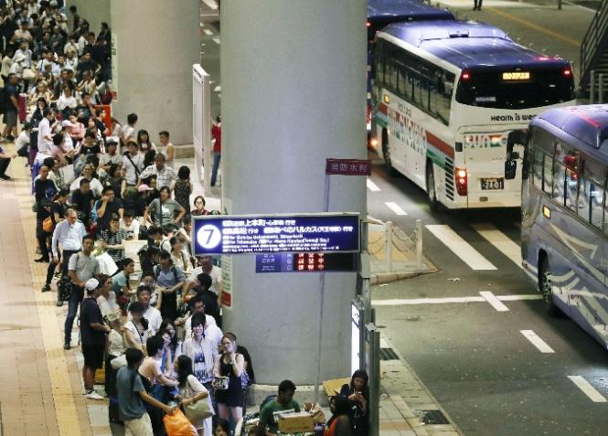 活该被滞留。昨天中日航班十二条线停航，一些不听劝阻的旅日游客被滞留日本机场急的团