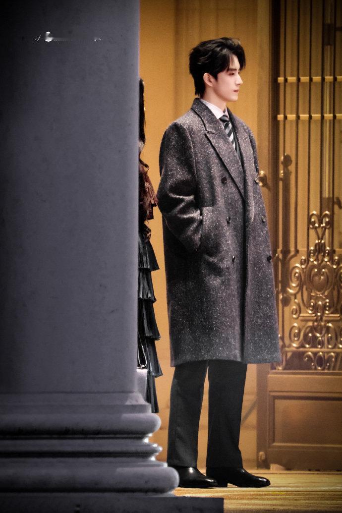 敖瑞鹏大衣男模 敖瑞鹏这到底是现场还是秀场 敖瑞鹏这到底是现场还是秀场，敖瑞鹏大