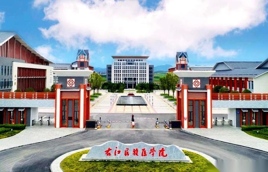 广西有两所学院，离“大学”这块牌子，就差最后一口气了。
一头，是坐镇省会南宁的广