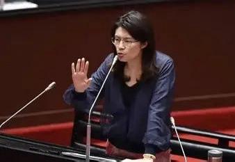 郑丽文被“七连问”灵魂暴击！嘴上喊中国人，身体却很诚实？这波操作看不懂！

郑丽