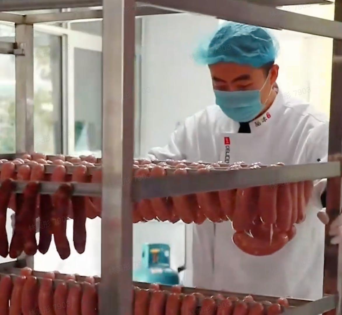 90后夫妻将自家香肠做成非遗，在抖音宣传，新老顾客纷纷下单。
高竟伦作为高氏香肠