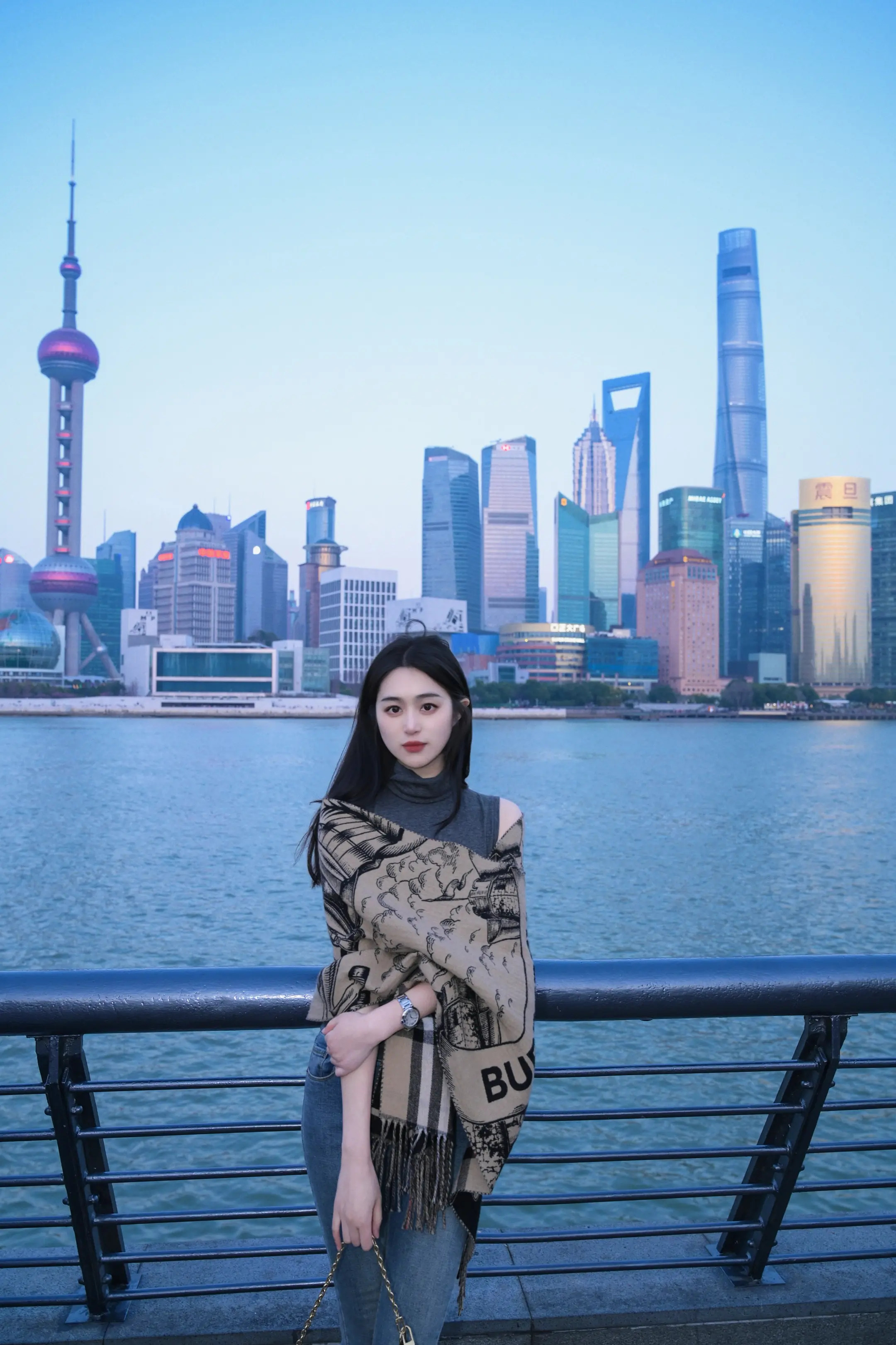 想起和姐姐在上海的那几年，在几平米的出租房里吃着泡面！现在不同了 换个地方吃泡面