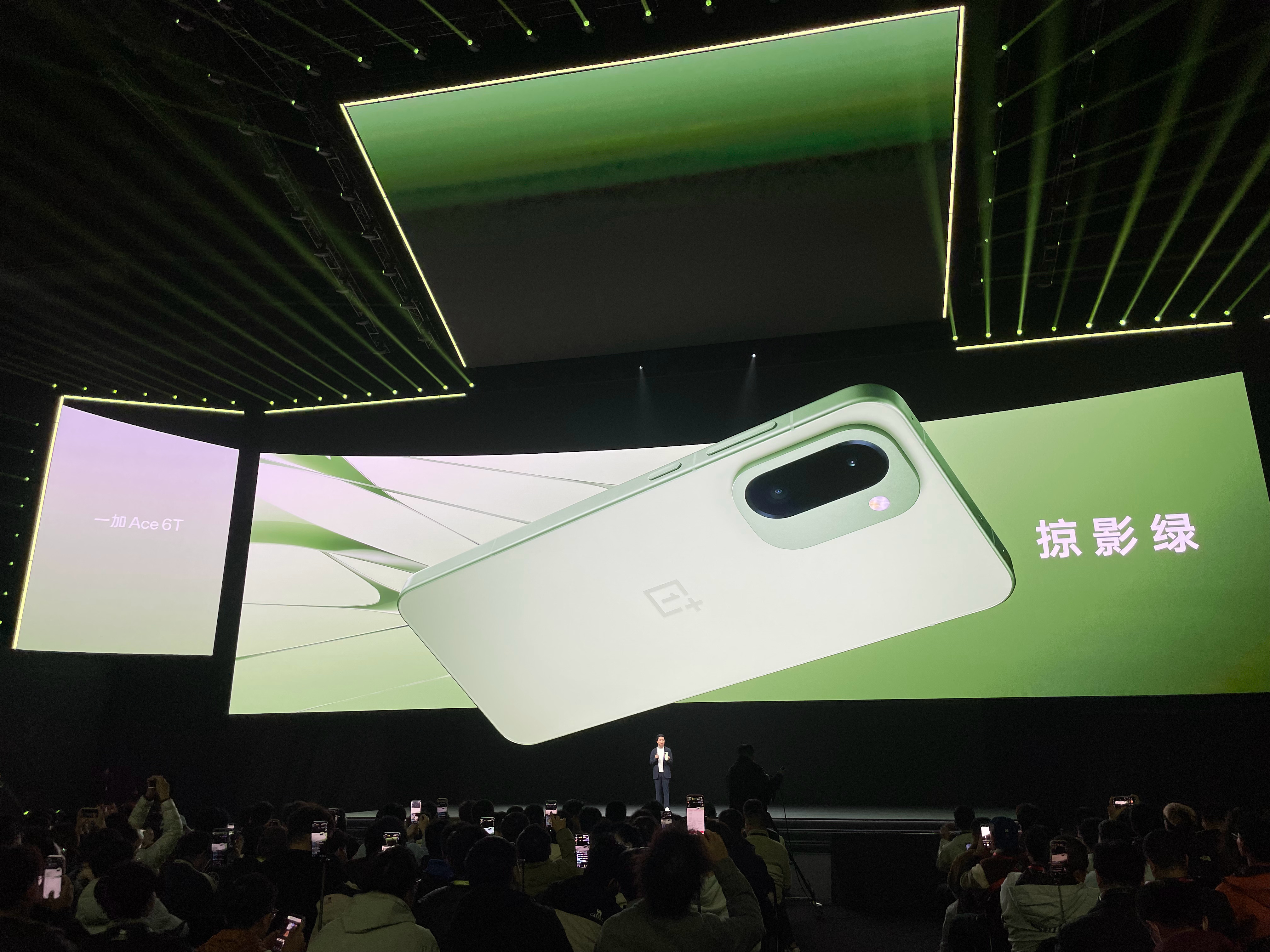 掠影绿、闪速黑、电光紫三款配色，你觉得哪个最耐看？掠影绿和闪速黑背板都采用了丝绸