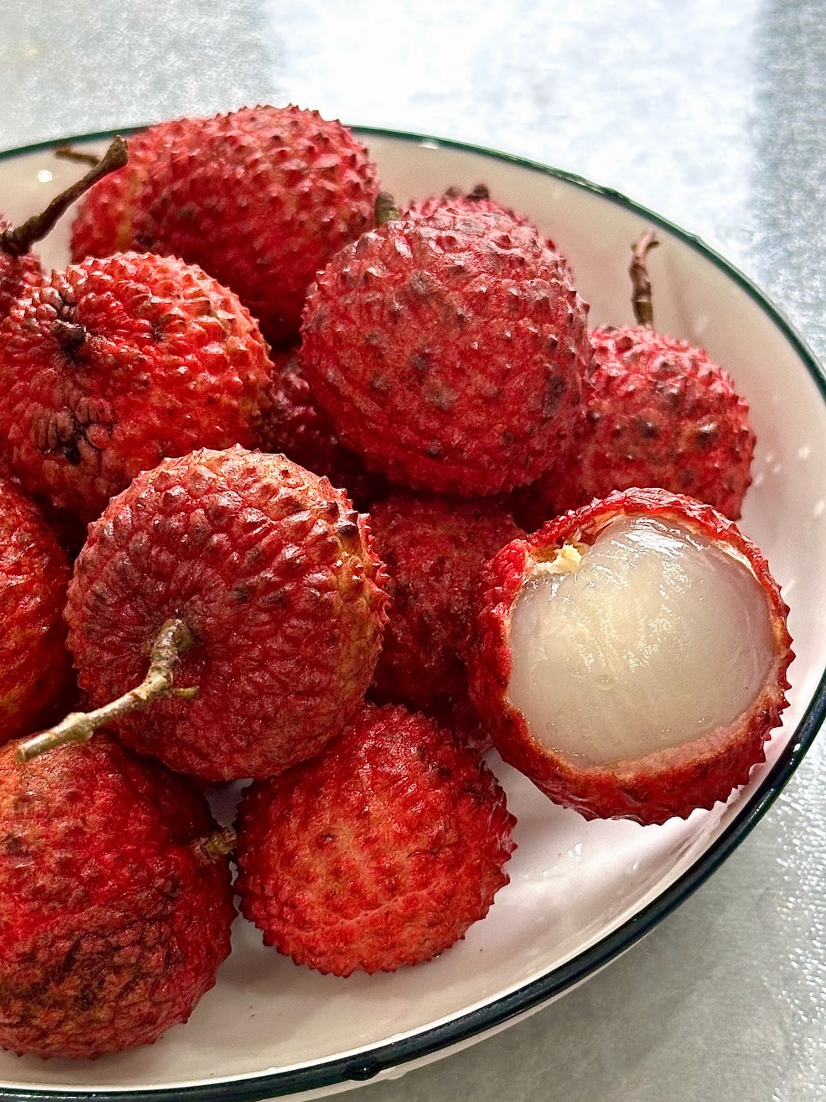 爱吃荔枝的人今年天塌了朋友就是搞水果批发的，他说今年荔枝减产，价格可能会偏高。不