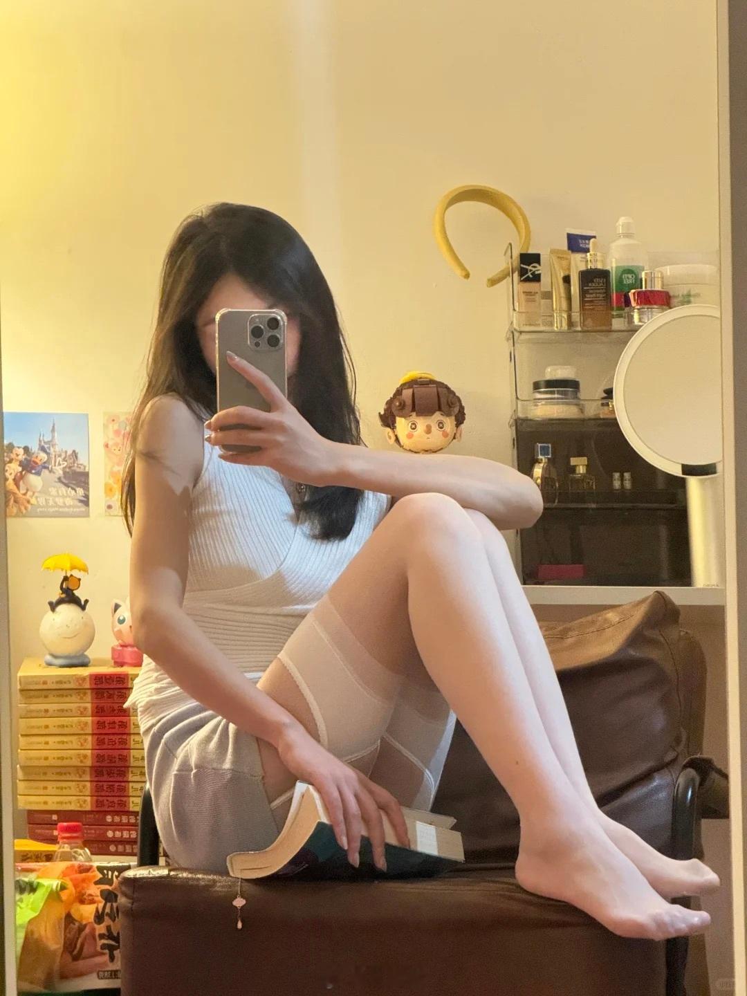晚上穿白丝出门散步会不会太耀眼😂  ​​​