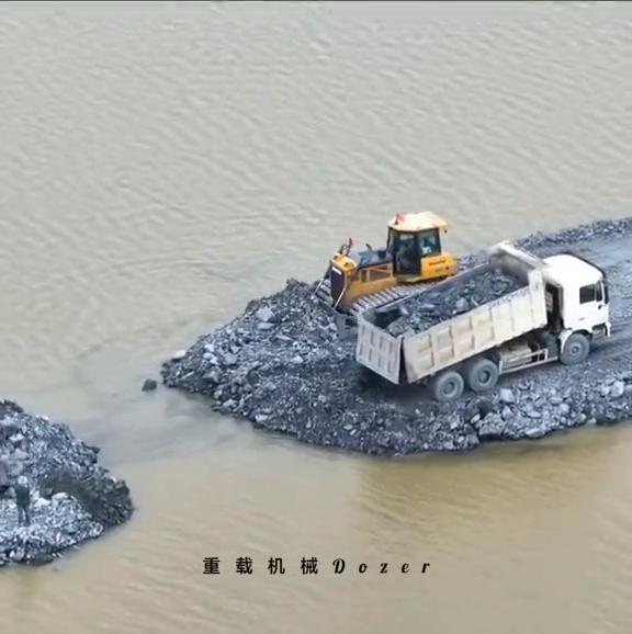 重载机械Dozer。
机械Dozer。