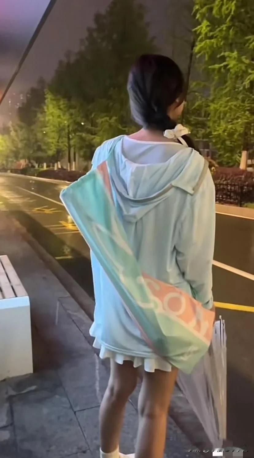 弱弱问一句，这么优秀的女孩为什么还要等公交车呢？