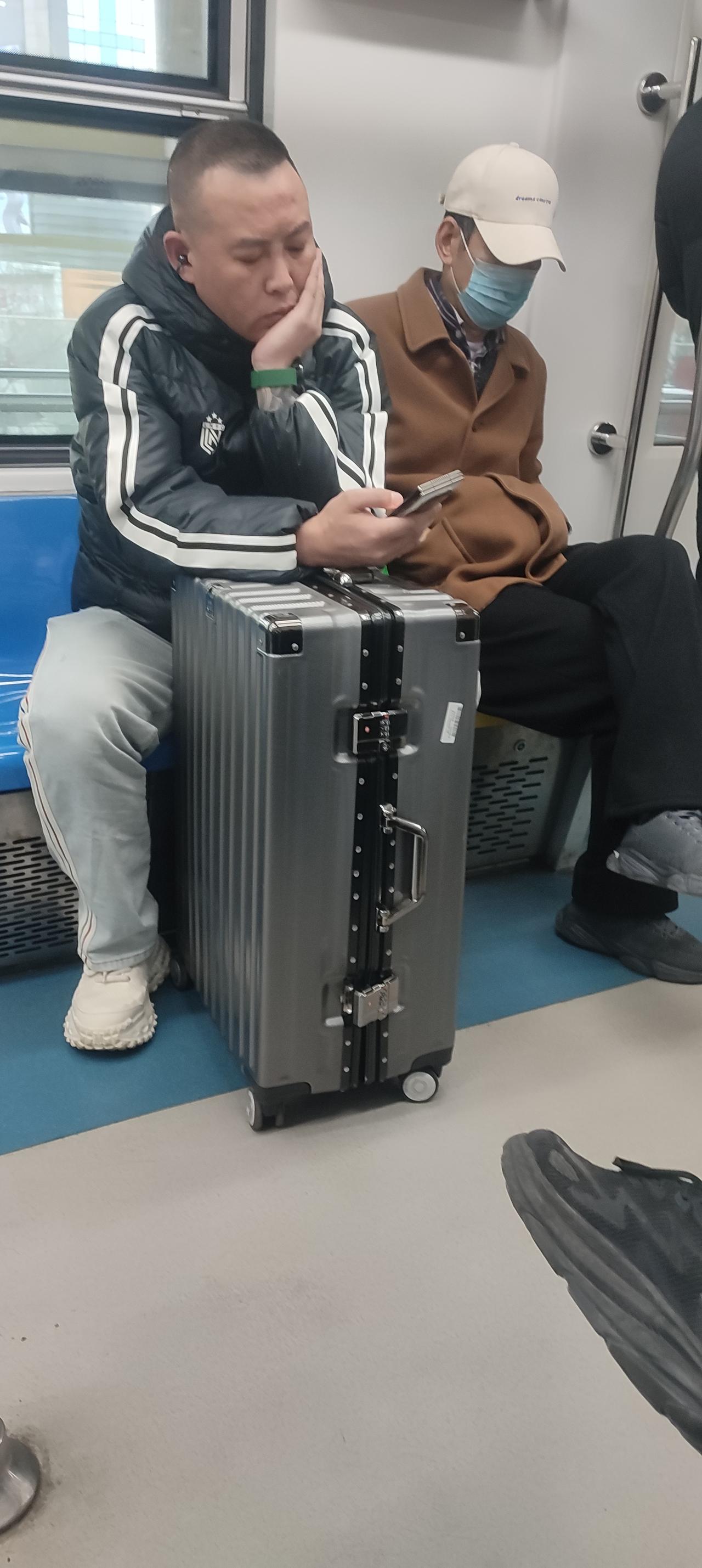 人生百态，反应的是一个人的内心，品质的优劣与年龄和学识无关！