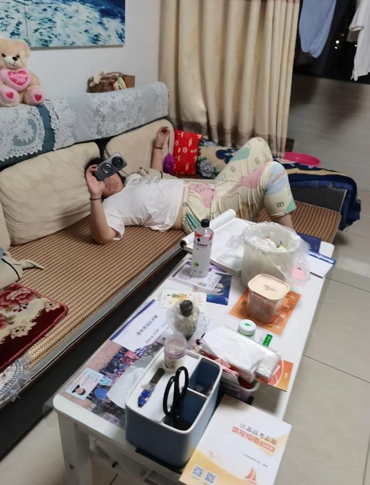 女孩高考考了380分，当查询成绩出来的时候没有一丝一毫的难过，非常的平静，因为这
