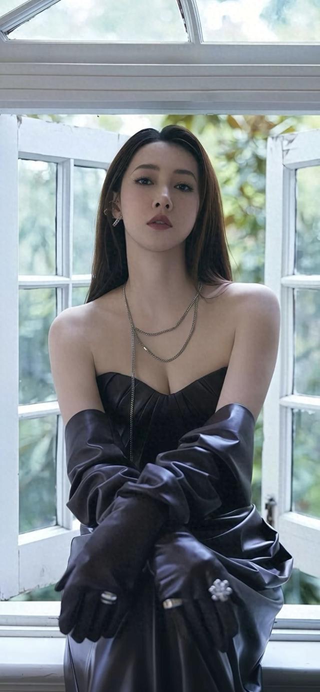 弦子不愧是超级辣妈！身材性感丰满火辣，气韵生动
 
事业上弦子早年凭《不得不爱》