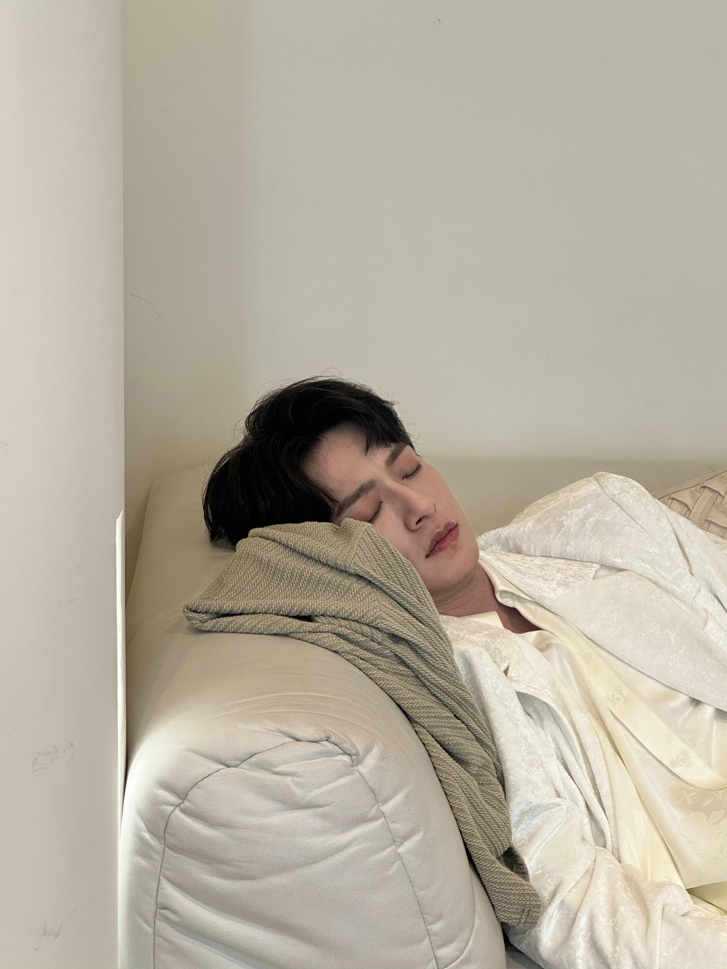 ？？？？这不是许违建那个破毛衣开衫吗？干啥？ 