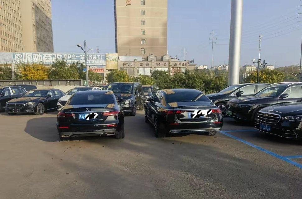 看见两辆E300停在一起，顺便拍了一张，左手边的是纯进口E300，右边的是国产E