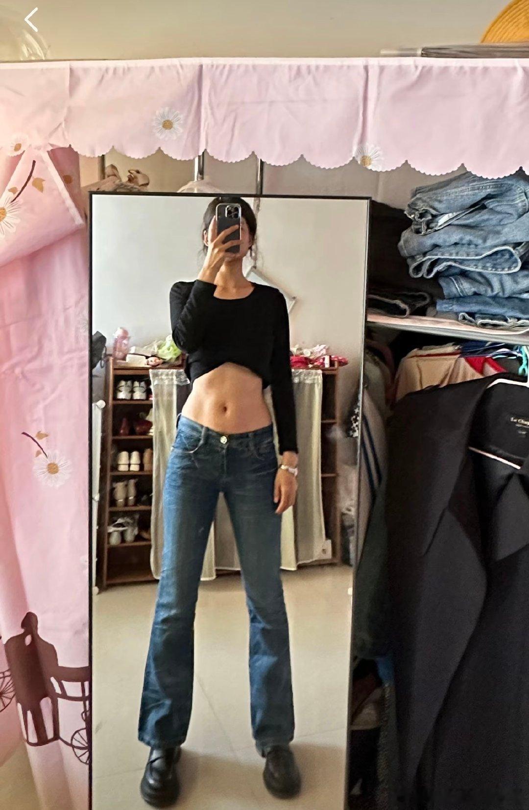 #我妈1990年买的牛仔裤真的绝了#以前的设计师真的很有实力，这牛仔裤现在看也是