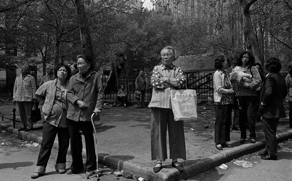 在美国，为什么华人总是很难被“击穿底线”
华人移民在美国站稳脚跟，得从历史脉络聊