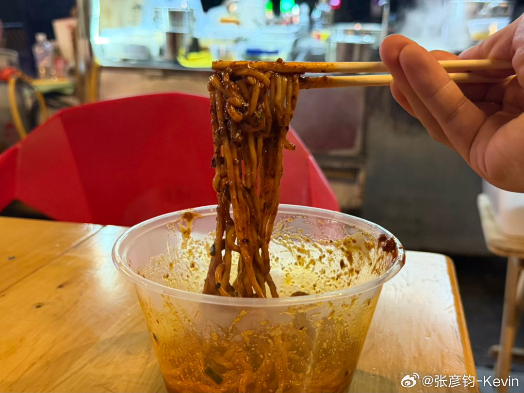 哎呦！可算让我在成都找到真正好吃的蹄花了！跟老板聊了聊，自己手工拔毛，药膳文火8