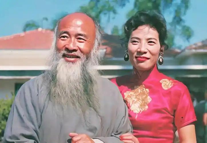 画家张大千，
虽老爱红颜。
代差三十整，
幸福度晚年。