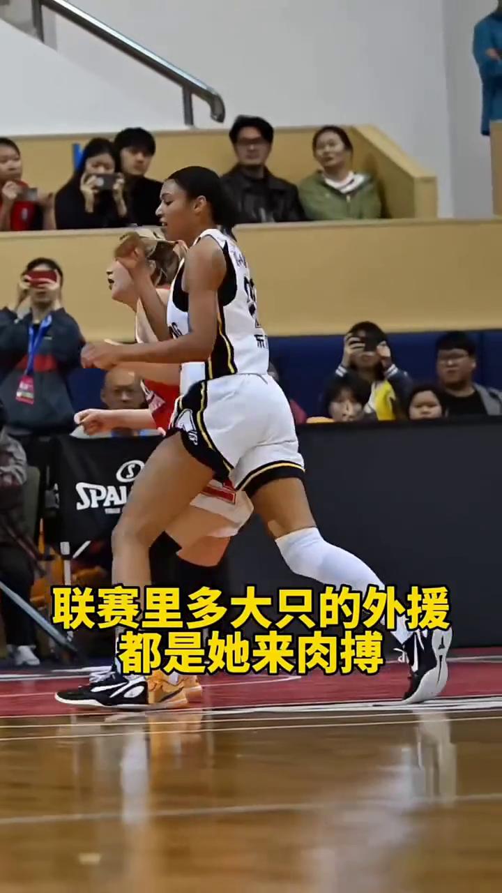 不服输的性格到哪里都是主角。
李梦跟黑人外援肉搏，被肘翻倒地，霸气硬刚回应，轻蔑