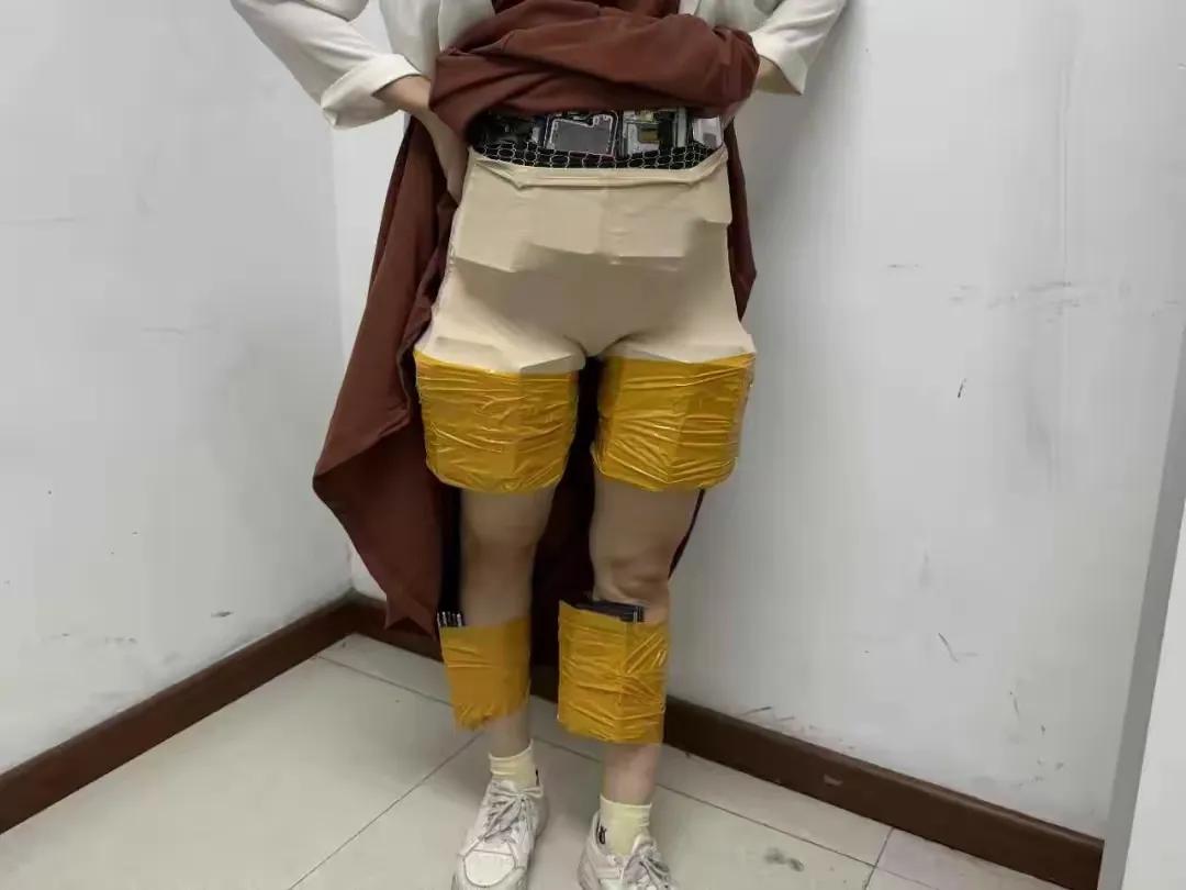 令人哭笑不得，太不值得了！深圳罗湖口岸，一旅客进境时穿着女人的裙子，走路时两腿扒