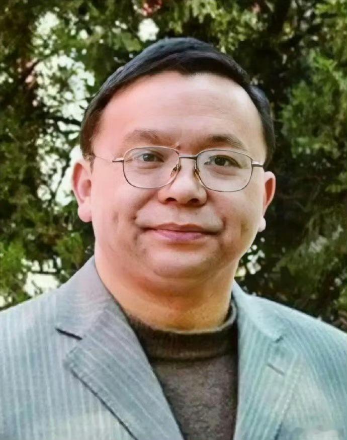 "你知道吗？那个揪出‘毒教材’的硬汉子彭帮怀，14年的坚持，多次法庭交锋，愣是没