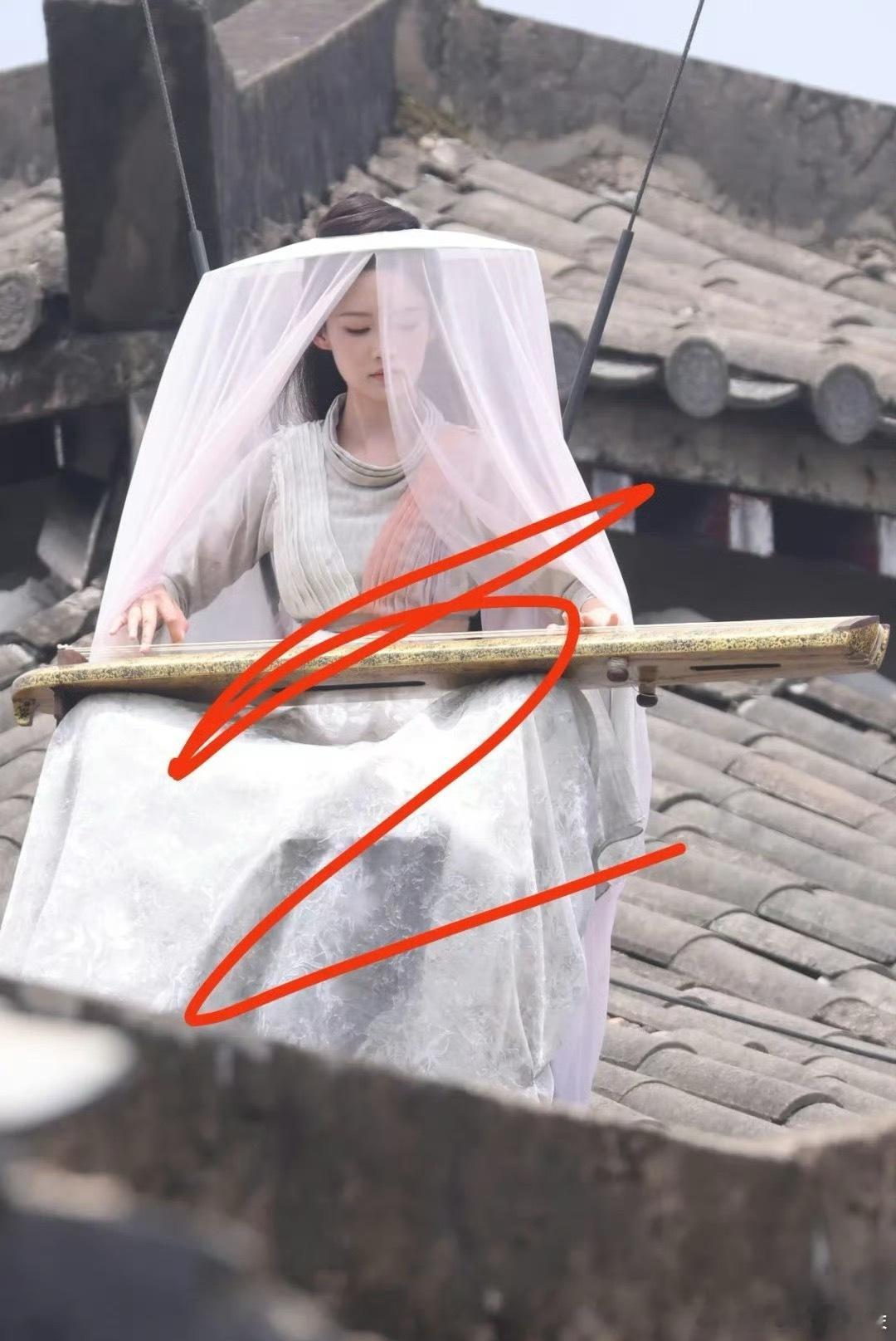 李沁《咸鱼飞升》今日路透，妙烟仙子屋顶抚琴，主打一个仙气飘飘！ ​​​