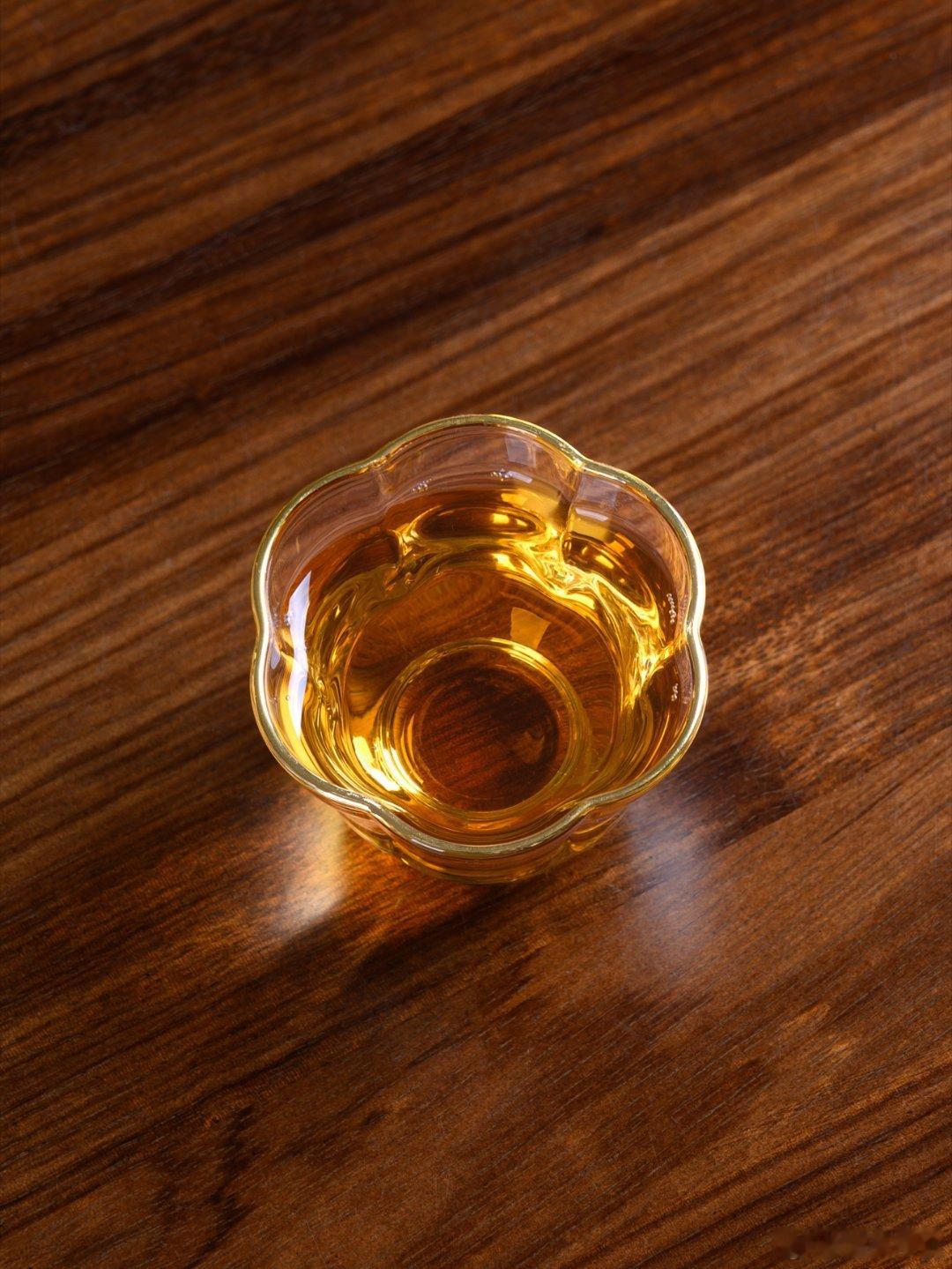 正山小种vs金骏眉，区别到底有多大？一说起红茶，有两款茶永远绕不开——红茶界的“