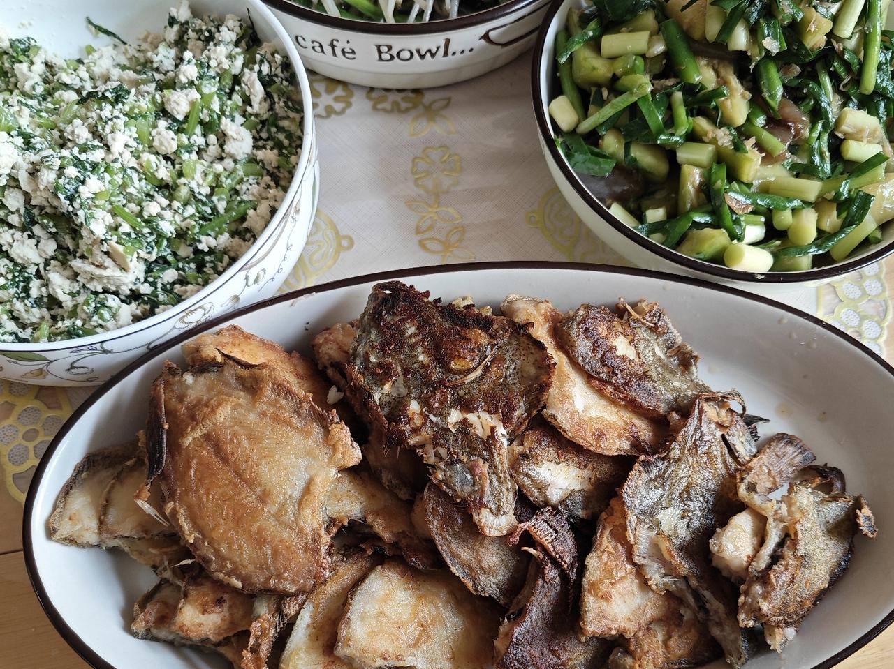 关键是这鼓眼鱼还便宜呢，只要6块钱一斤。于是，花15块钱买了2斤多。
午餐就直接