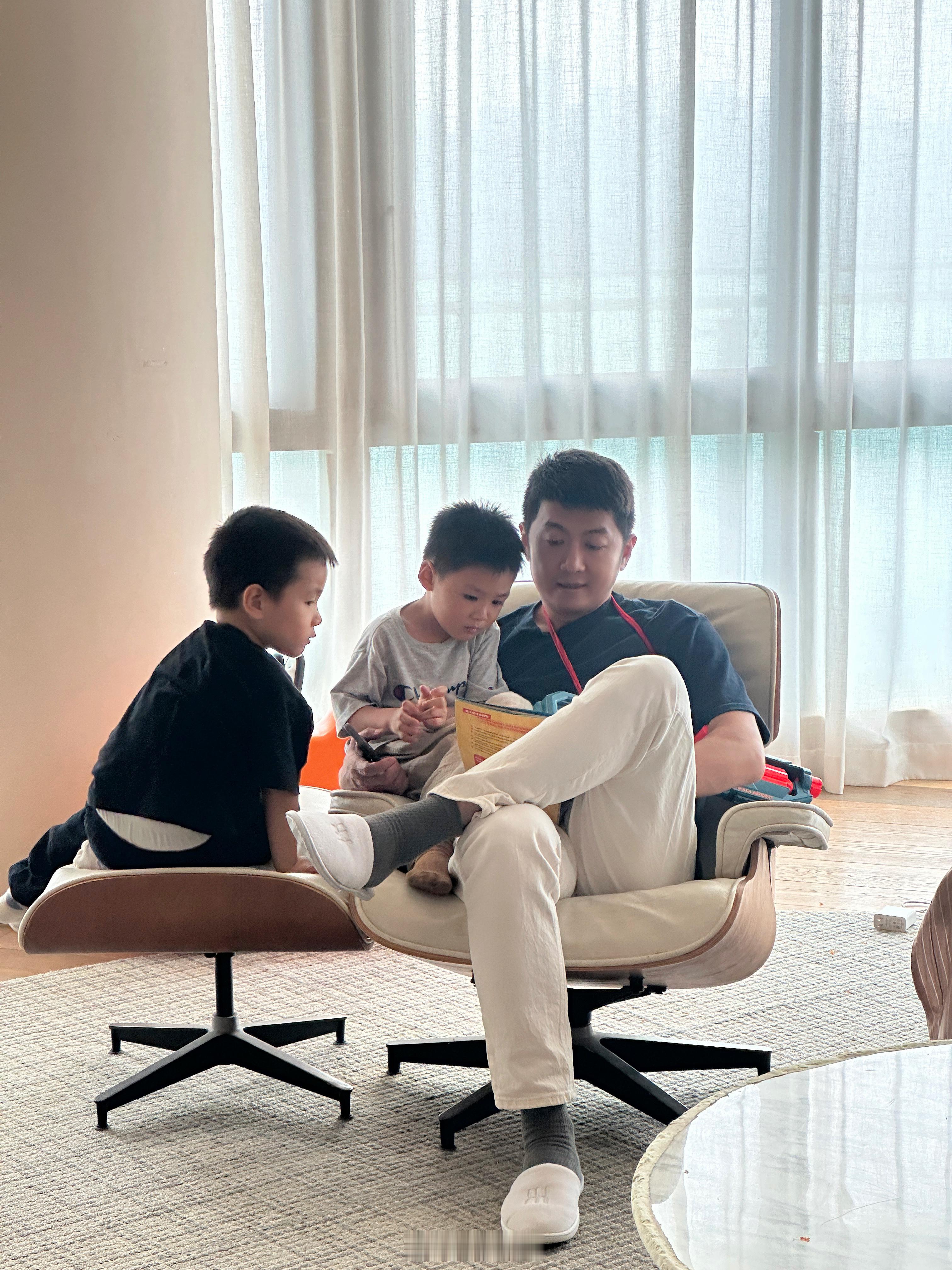 周日聚餐传统：男大厨做饭～饭后主播父亲讲故事，疯跑的男孩们安静了，太太们洗完聊天