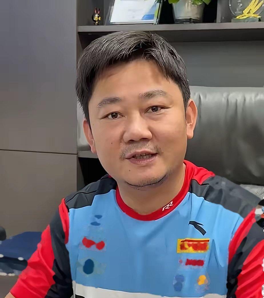 台湾车主夸了一句“你们的加工和工艺进步特别快”，张雪立刻打断：“纠正一下，不是你