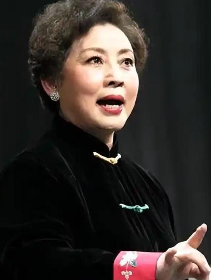 曾创下七亿人次观影纪录的京剧名角李炳淑，如今独自隐居在上海弄堂里。丈夫离世二十多