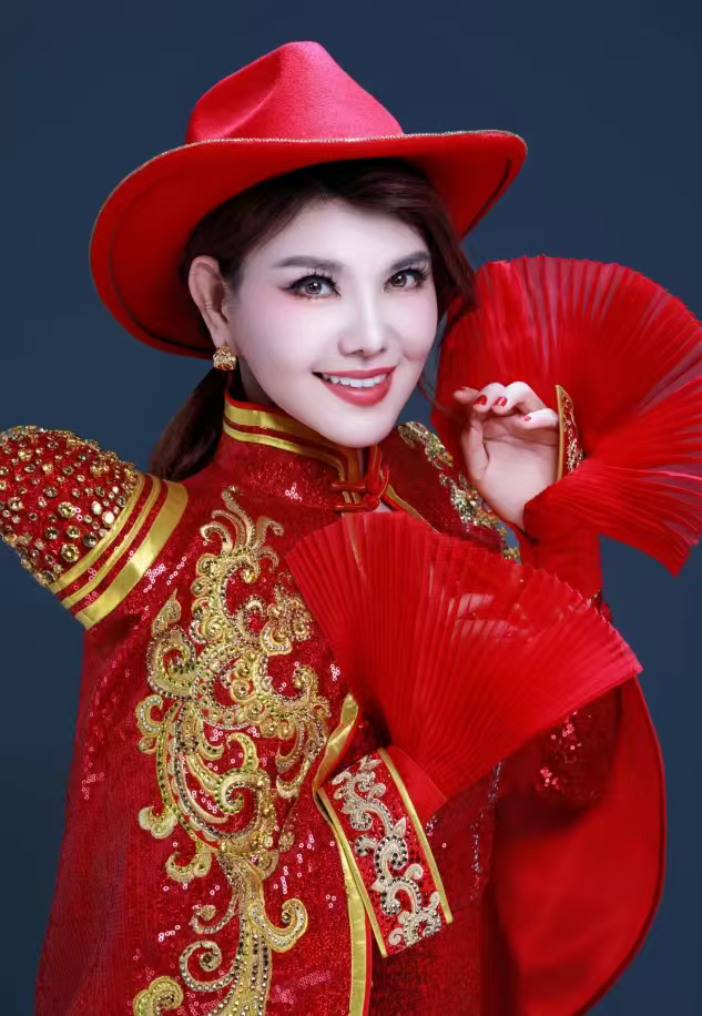 曝乌兰图雅自己对接工作和商务深耕民族音乐多年还兼顾公益活动，乌兰图雅亲抓所有商务