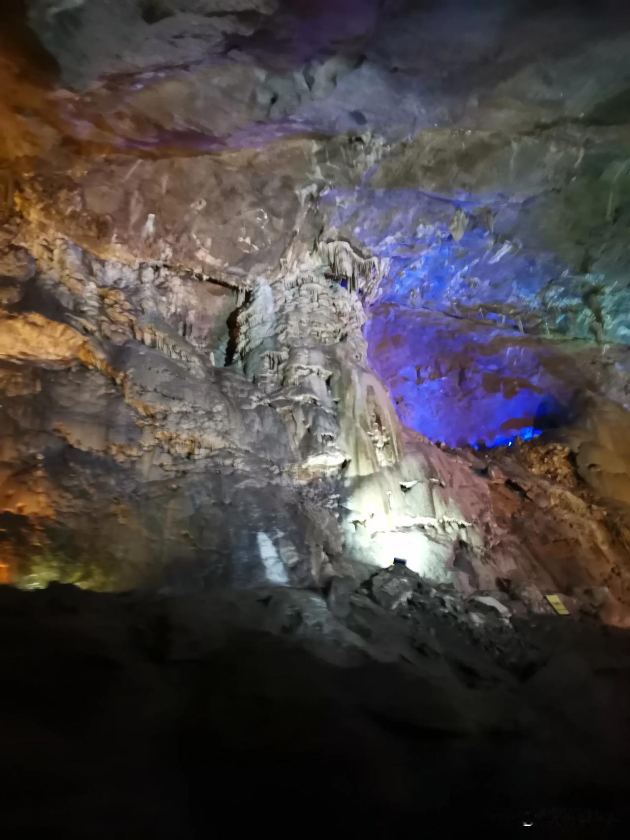 辽宁5A景区本溪水洞，我就穿个短袖太冷了，进入大自然腹地太美好