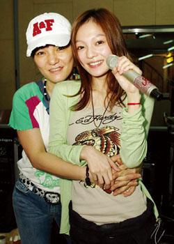 2008年，张韶涵突发心脏病，需要治疗费100w，母亲却伙同情人张镐哲将她的21