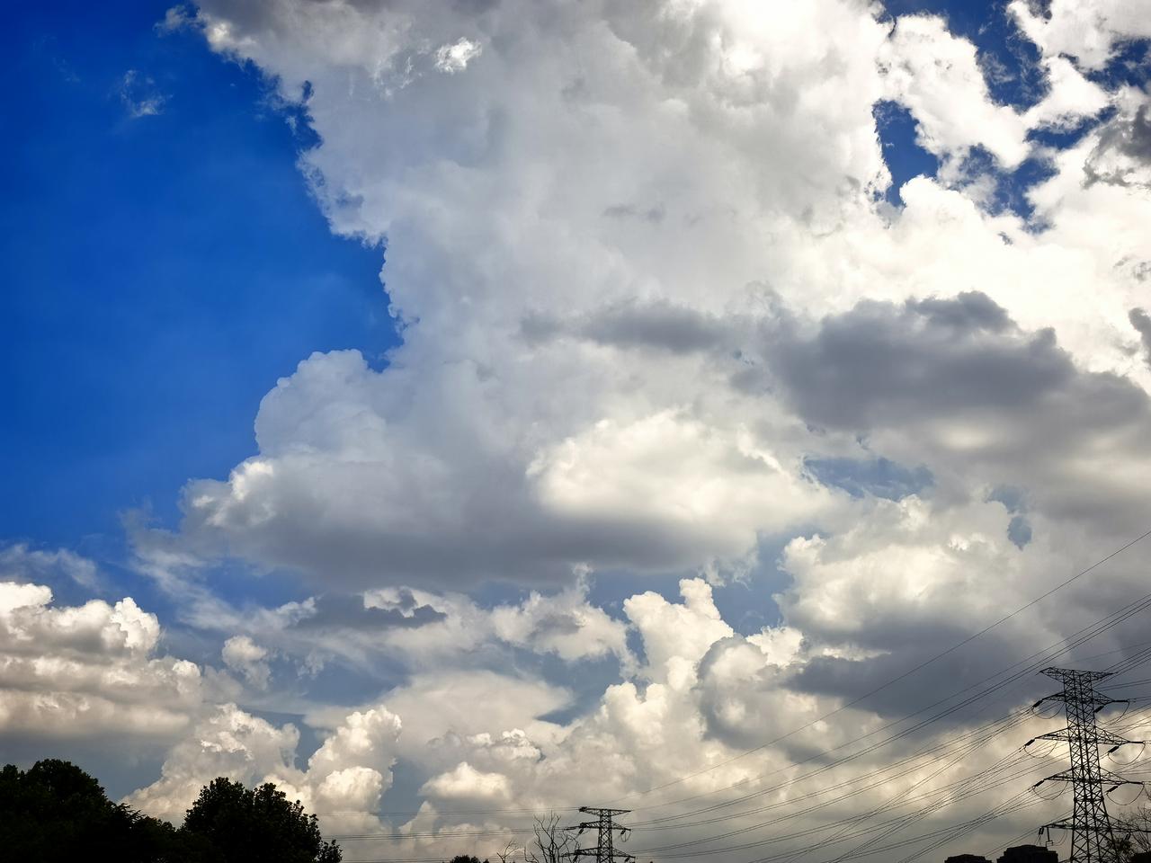 暴雨来临前的天空，就像大自然精心绘制的一幅神秘画卷。
中午时乌云笼罩，云层形态漂