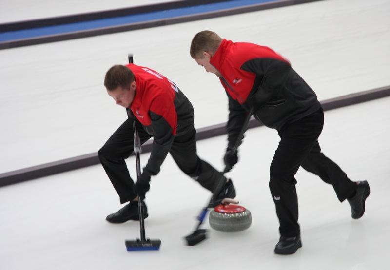 话说冬天，无聊至极，谁知恰逢，冬奥时期。几个男士，聚在单位，办公室里，挤在一起，