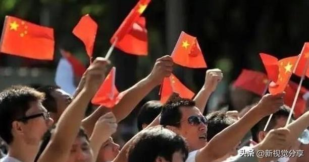 在海外，有华人发表了中国人不应自大的言论，再加上提醒人们别容易被某些话语带偏节奏