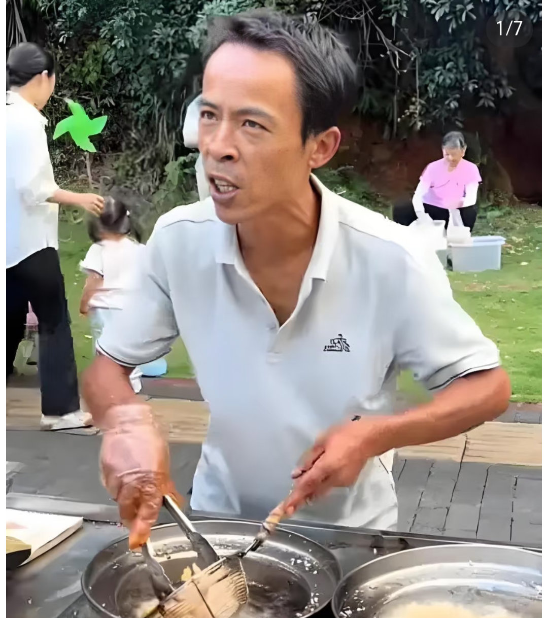 去年的鸡排哥这个鸡排哥咋回事啊？啥情况啊，好像还挺火的[笑cry][笑cry] 
