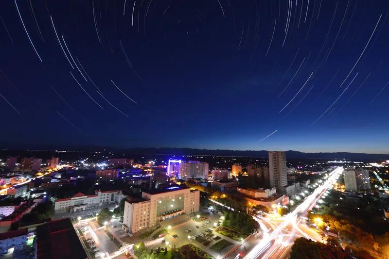 悠悠淡月潺潺水，营造出静谧氛围；闪闪星空云影随，画面美妙；轻笑盈盈情脉脉，满含柔