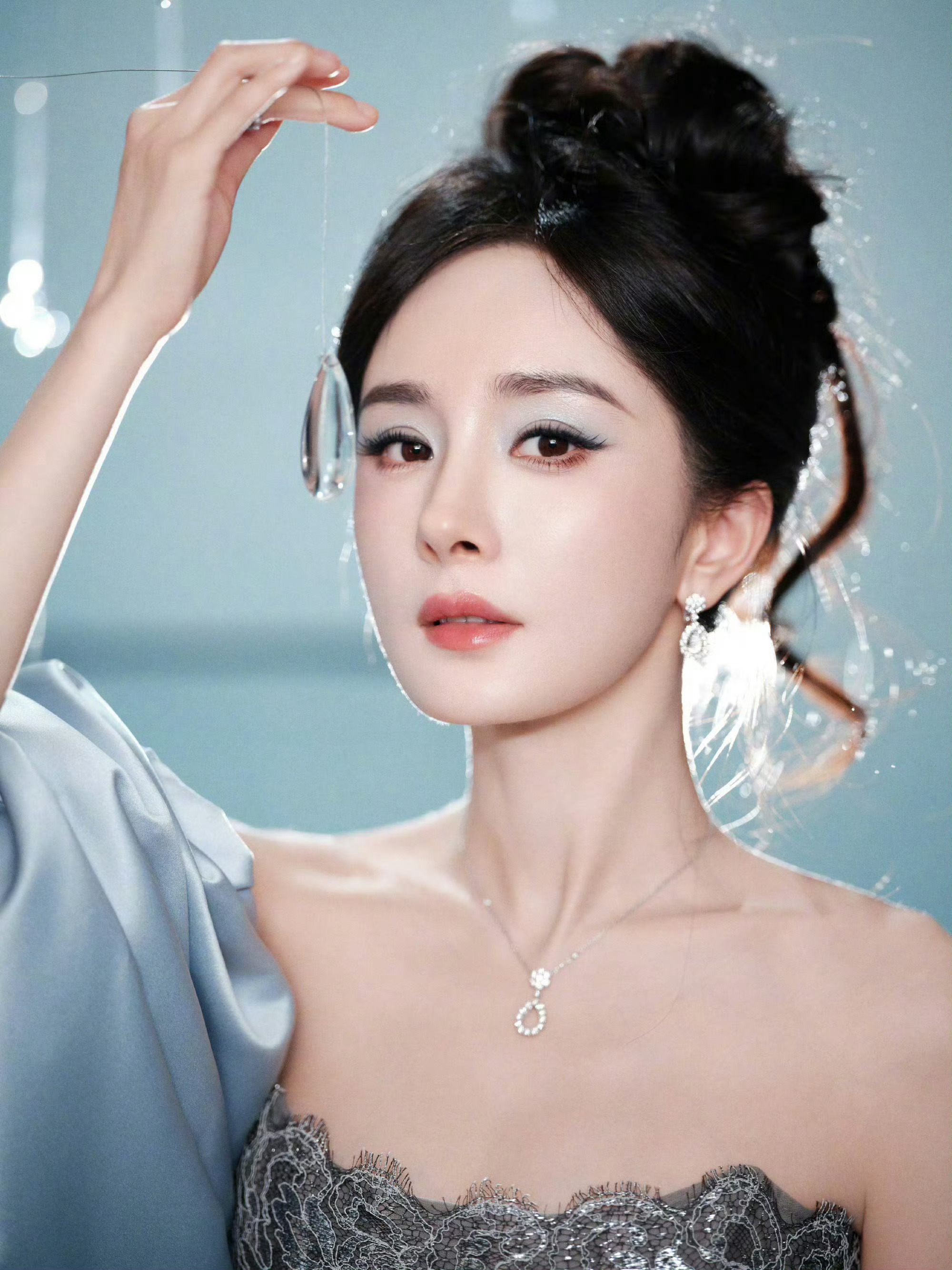 杨幂这图修太狠了吧？杨幂蓝色镂空裙