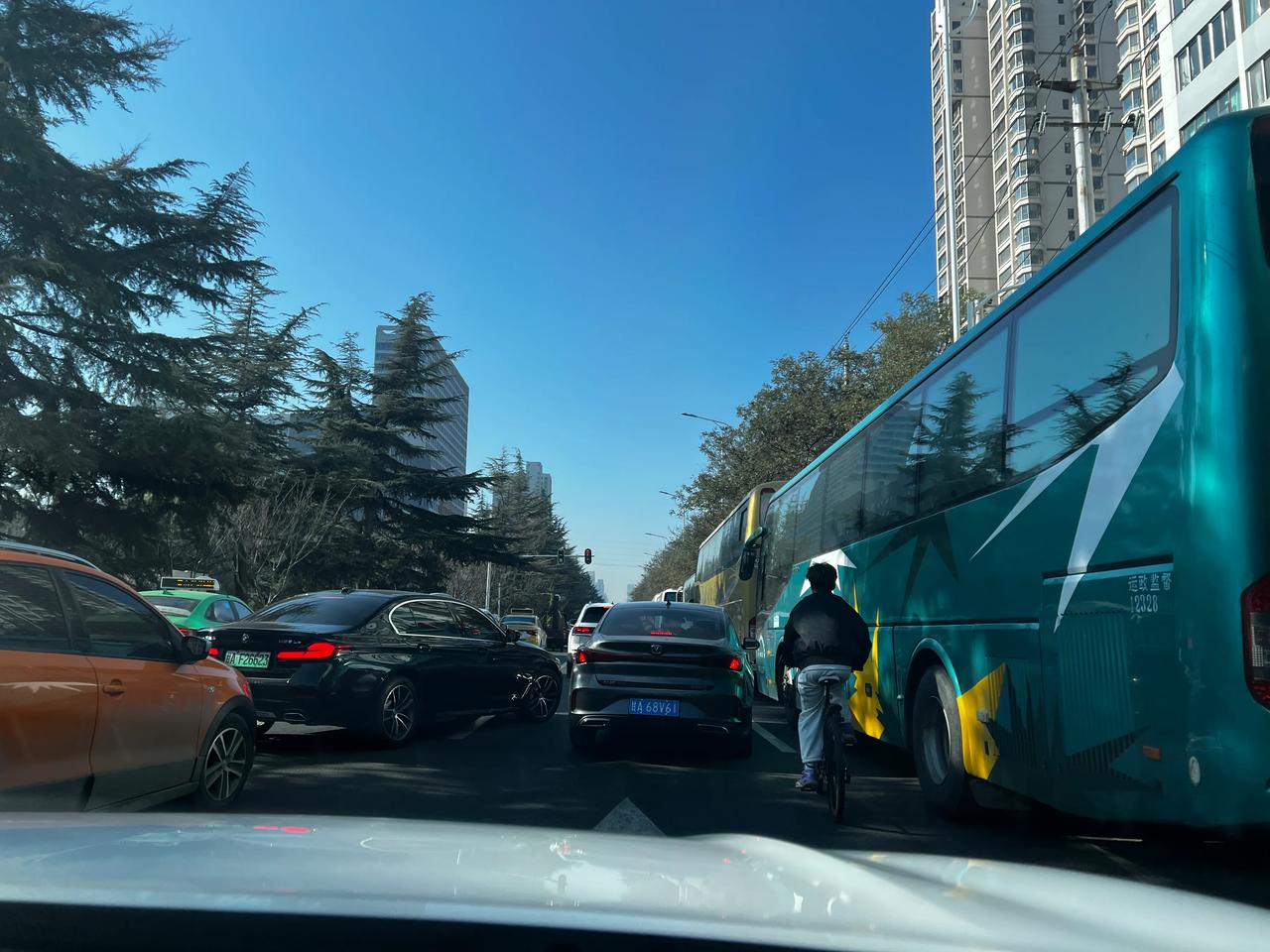 马路两边停着都是车，我们的车根本开不过去1公里的路程开了20分钟。
车已经开出来