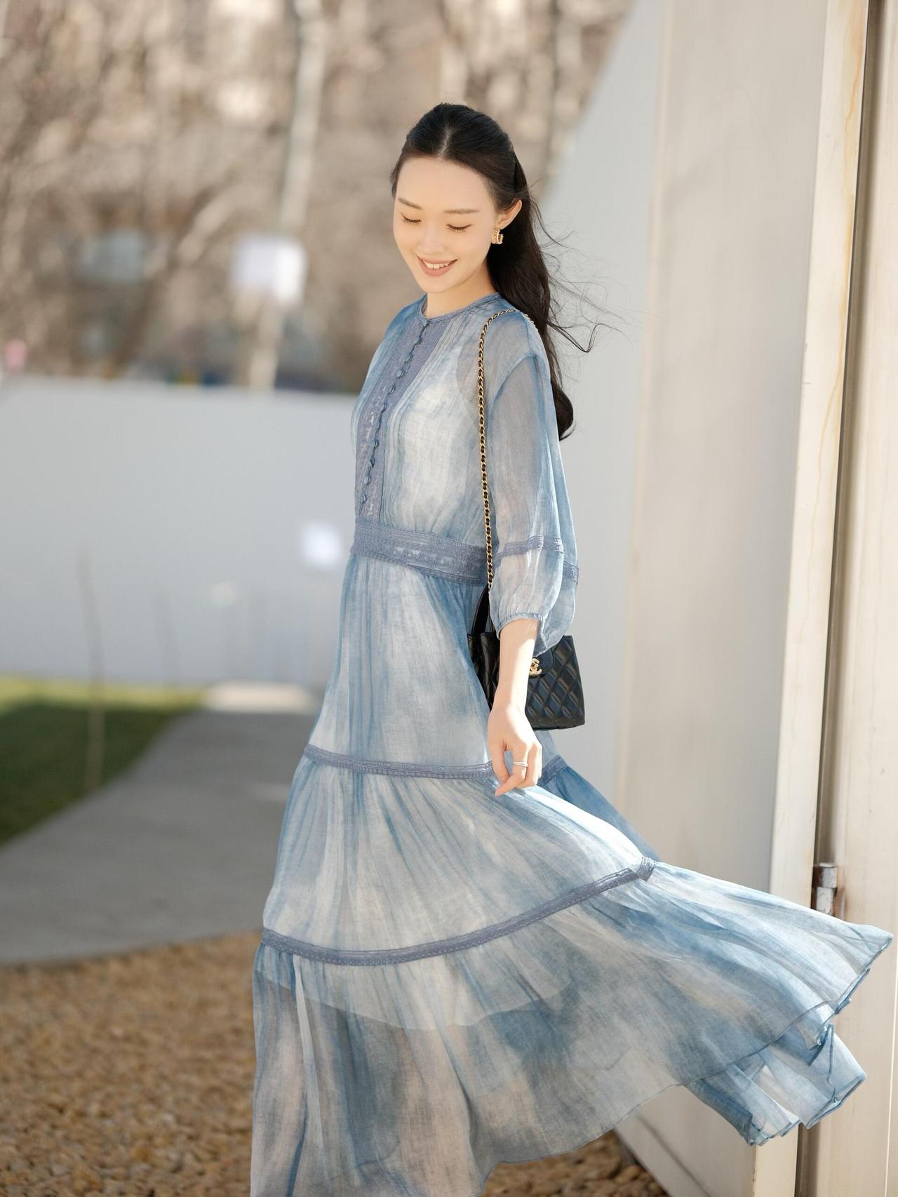 女人最耐看的长相是什么样的风穿过廊间，把蓝染的温柔揉进裙摆里。浅淡的晕染与层叠的