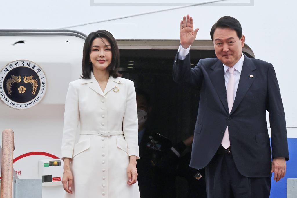 据韩国媒体《韩国先驱报》报道，一幅价值1.4亿韩元的画，外加约4200万韩元政治