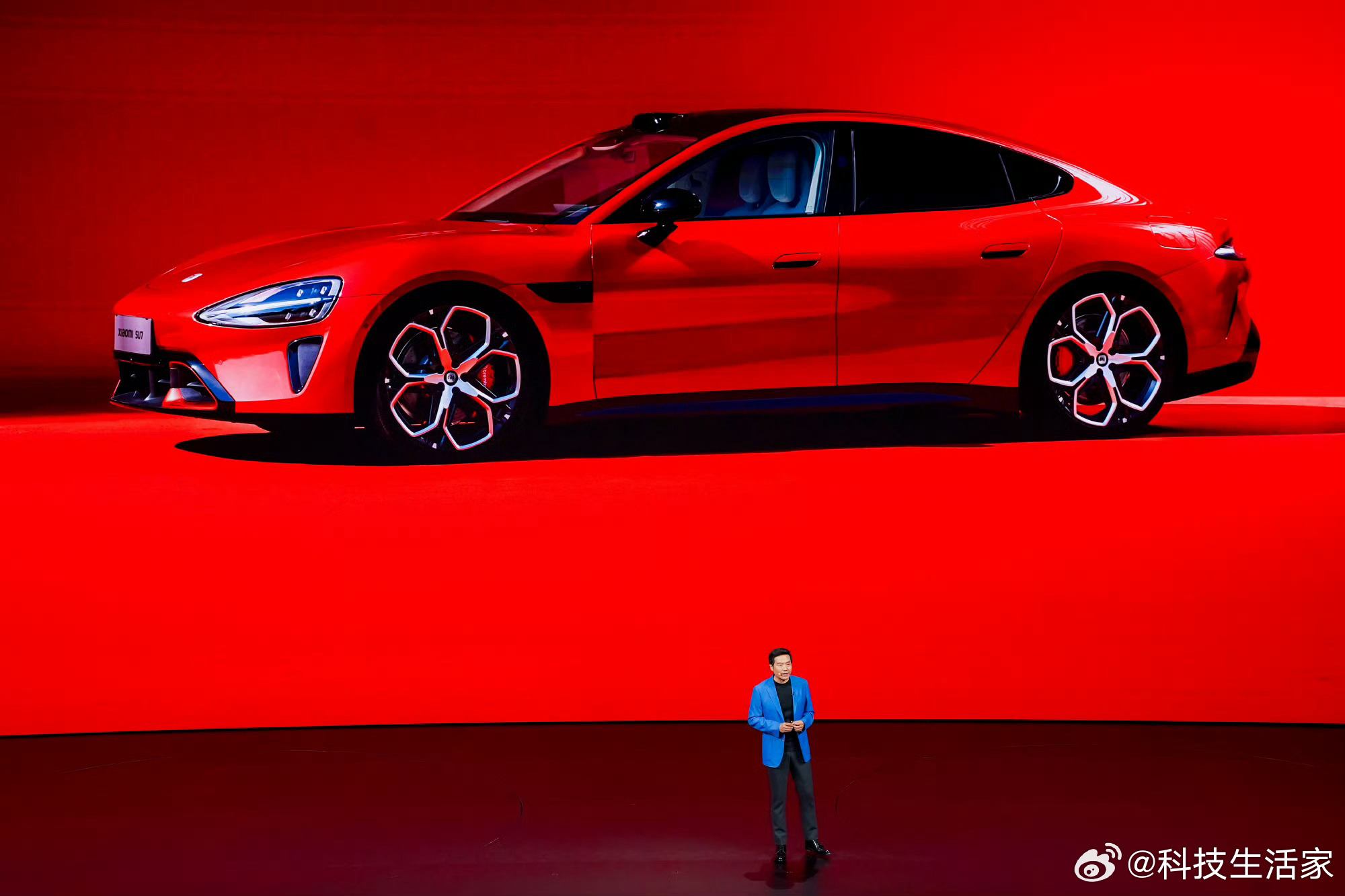 苏炳添赞新SU7为中国科技骄傲 在今晚的采访中，“亚洲飞人”苏炳添给了“小米技术