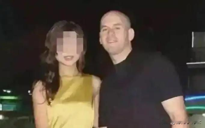 一个在美国混不下去的健身教练，在国外的隐秘论坛上，他毫无廉耻地炫耀：自己睡了12