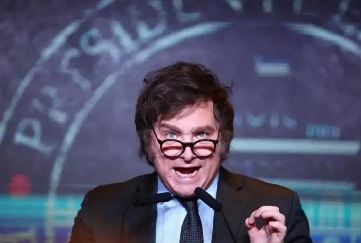 两胜：一是降低通货膨胀，二是实现财政盈余。这是不可否认的成绩。
两败：一是贫困率